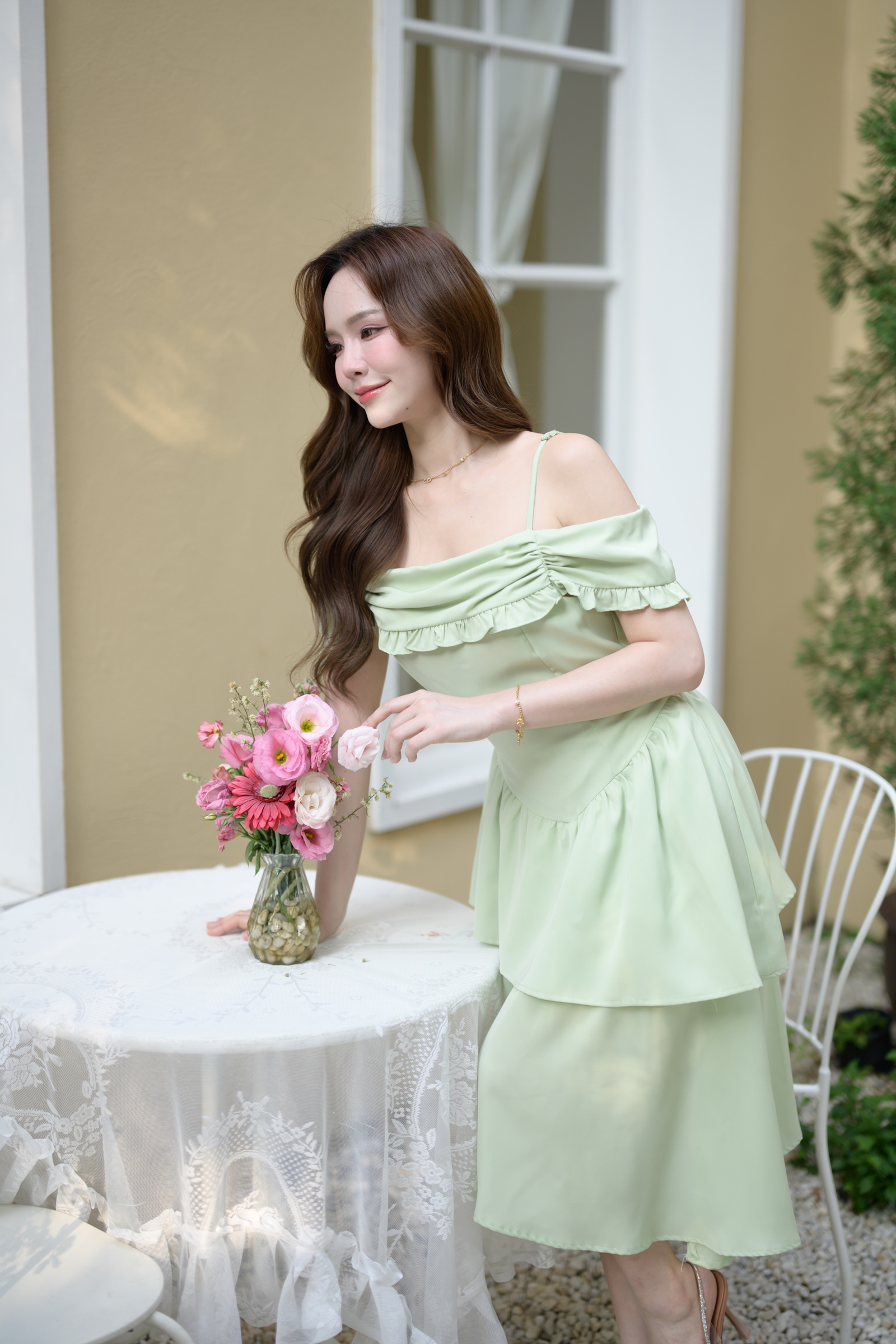 kudapy เดรสสายเดี่ยวเปิดไหล่ที่ออกแบบมาเพื่อเติมความละมุน ช่วงเสื้อมีดีเทลจับเดรปช่วงอก แต่งระบาย