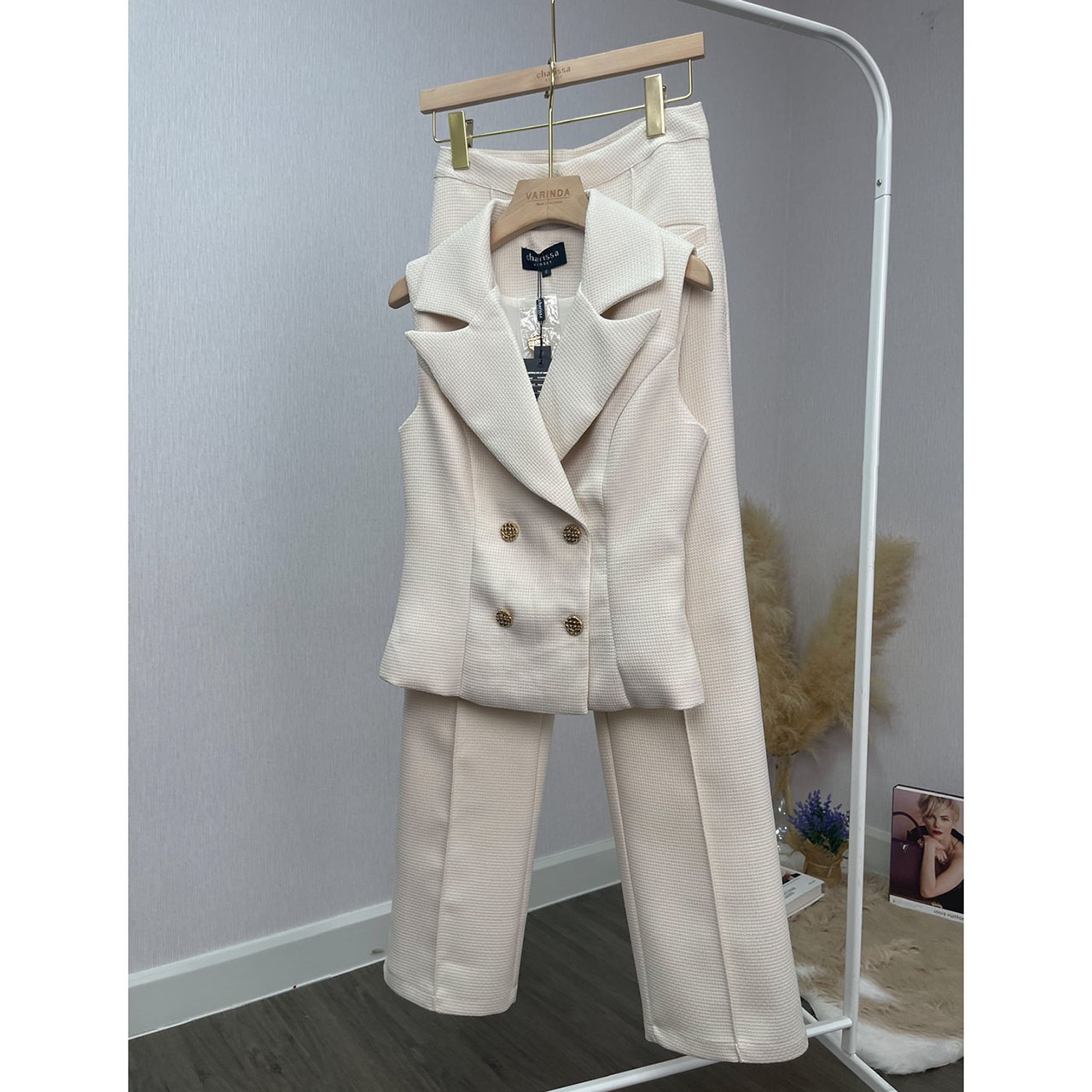 kudapy เซ็ทเสื้อแขนกุดเข้ารูปมาพร้อมกับกางเกงขายาว ตัวเสื้อแต่งกระดุมจริงสีทอง กางเกงใช้ผ้าเดียวกับเสื้อ ซิปตะขอหน้า กระเป๋าจริง