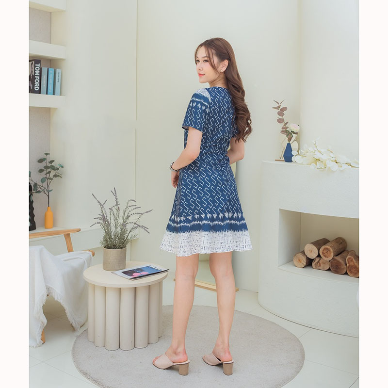 kudapy เดรสสั้นสีชมพู/สีเขียว/สีม่วง ทรงเข้ารูปช่วงลำตัว กระโปรงทิ้งตัว ปกคอบัว อัดกลีบปลายกระโปรงลายปักดอก