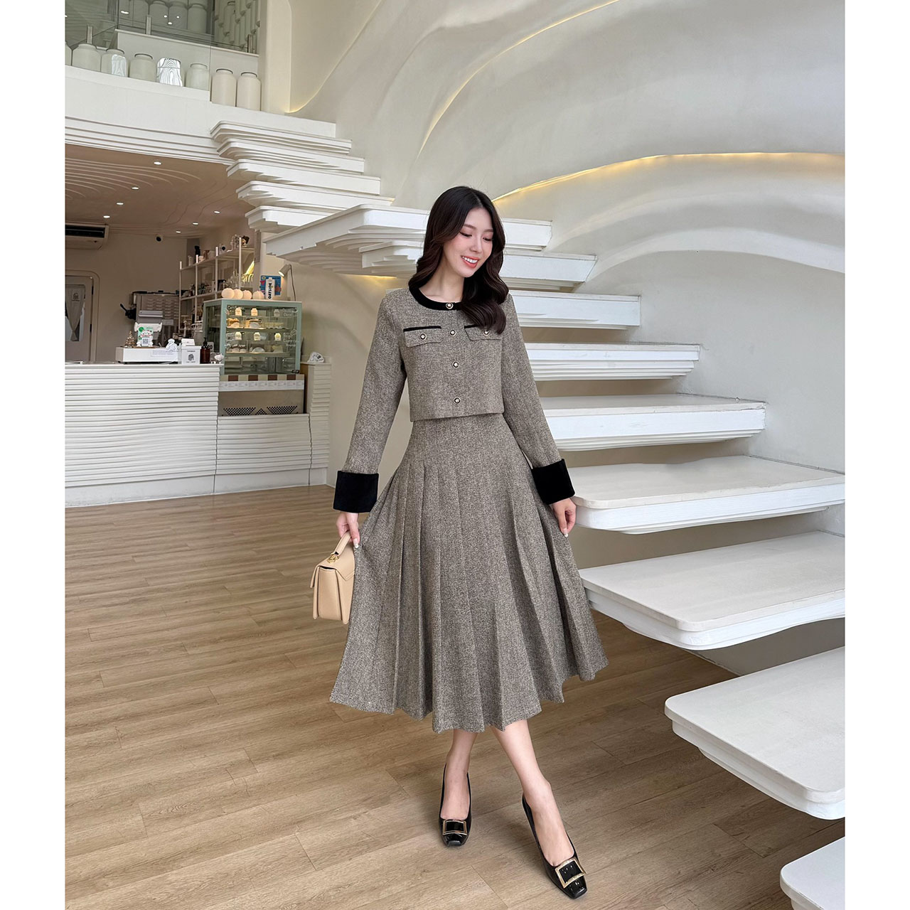 kudapy เซ็ทผ้าพรีเมี่ยม สื้อกับกระโปรงเราใช้ผ้าเดียวกันทั้งชุด เนื้อผ้ามีน้ำหนัก ทิ้งตัวดี ยับยาก เสื้อกระดุมจริง กระโปรงซิปเอวสูงไม่สม้อค มีซับในอย่างดี