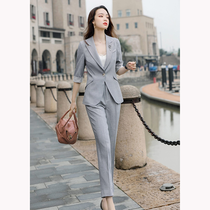 kudapy ชุดสูททำงานผู้หญิงสีเบจครีม/สีเทา แขนห้าส่วนพร้อมกางเกงแปดส่วน จุดเด่นของชุดนี้คือสีชุดเน้นความสุภาพเรียบง่าย