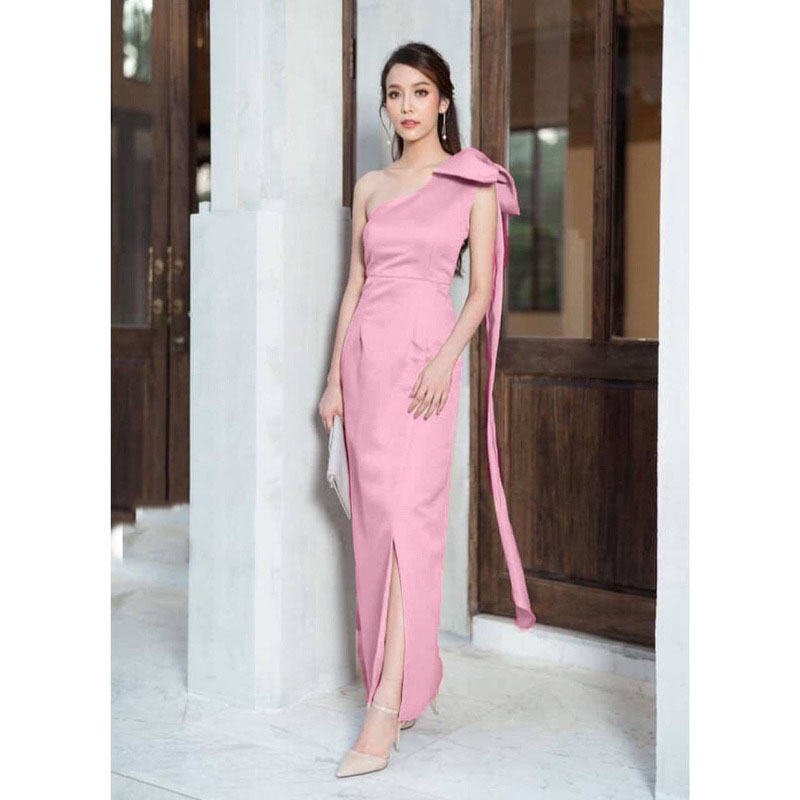 kudapyเดรสยาวสีแดง/ชมพู/กรมท่า/ครีม ไหล่เดี่ยว แต่งโบว์ 1 ข้าง ปล่อยสไบยาว สวยๆ กระโปรงด้านหน้าแต่งไขว้ งานเนื้อผ้าซาร่า ซิปหลัง