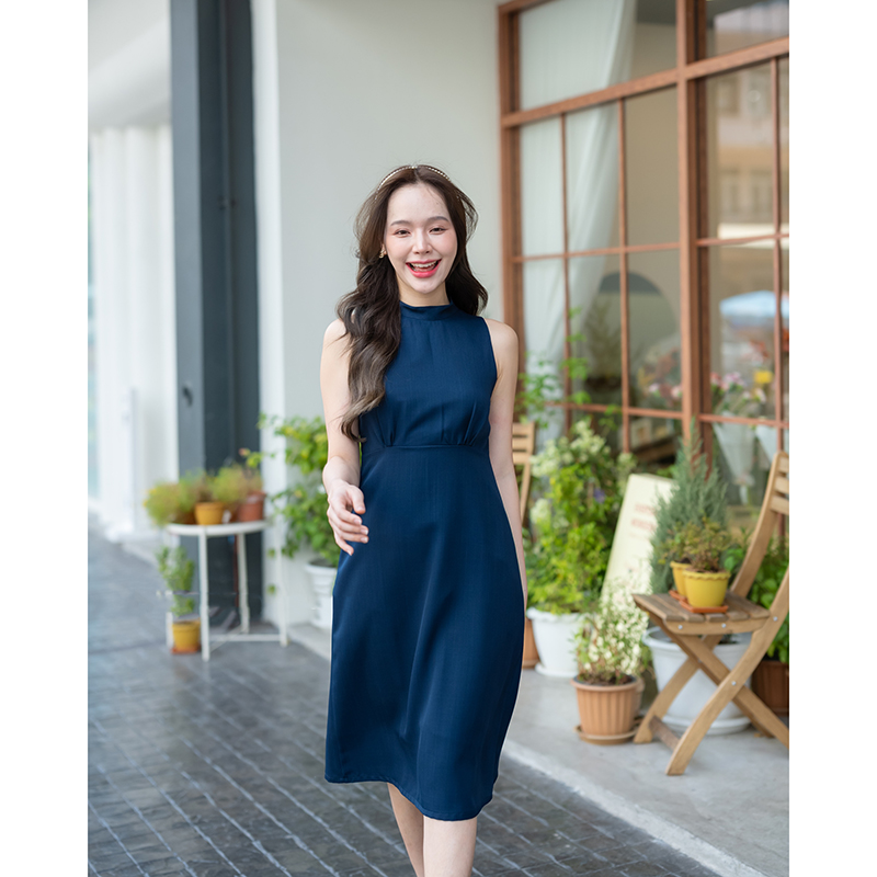 kudapy เดรสสั้นสีโอวัลติน/สีกรม/สีชมพู/สีแดง ช่วงเสื้อเป็นแขนกุดคอปีน สายผูกคอเป็นโบว์ด้านหลังต่อด้วยกะโปรงทรงเอพริ้วๆ ช่วงเอวจับจีบเล็กๆ