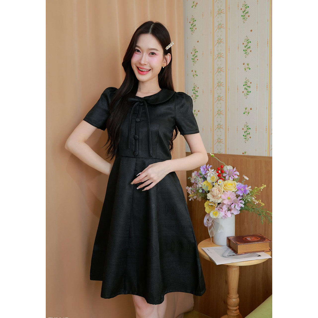 kudapy เดรสสั้น คอปกผูกโบว์ผ้าไทยพิมพ์ลาย