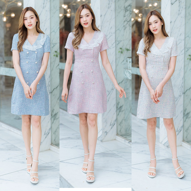 kudapy เดรสสั้นสีขาว/สีชมพู/สีฟ้า ผ้าชาแนลปกลูกไม้ สวยน่ารักใส่สบายตัว