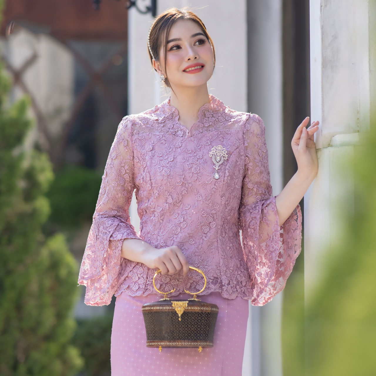 kudapy ชุดออกงาน เสื้อลูกไม้ฝรั่งเศสดอกลอย ผ้าถุง ทอลาย เย็บสำเร็จ