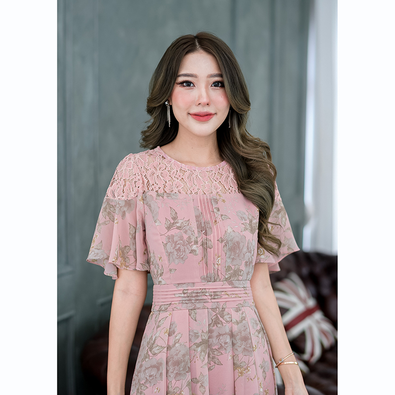 kudapy เดรสสั้นสีชมพู/สีดำ ผ้าชีฟอง อกช่วงบนตัดต่อด้วยผ้าลูกไม้ แขนเสื้อจะสวยเป็นพิเศษ