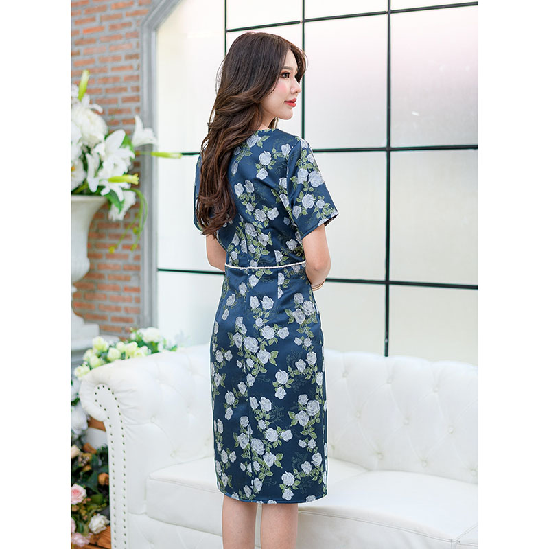 kudapy เดรสสั้นสีโทนแดง/สีโทนกรม ผ้า jacquard ลายกุหลาบต้อนรับวาเลนไทน์ ดีเทลแต่งเอวด้วยลูกปัดสวยๆ มีซับในทั้งชุด ซิปหลัง ทรงฮอตยอดนิยมตลอดกาล