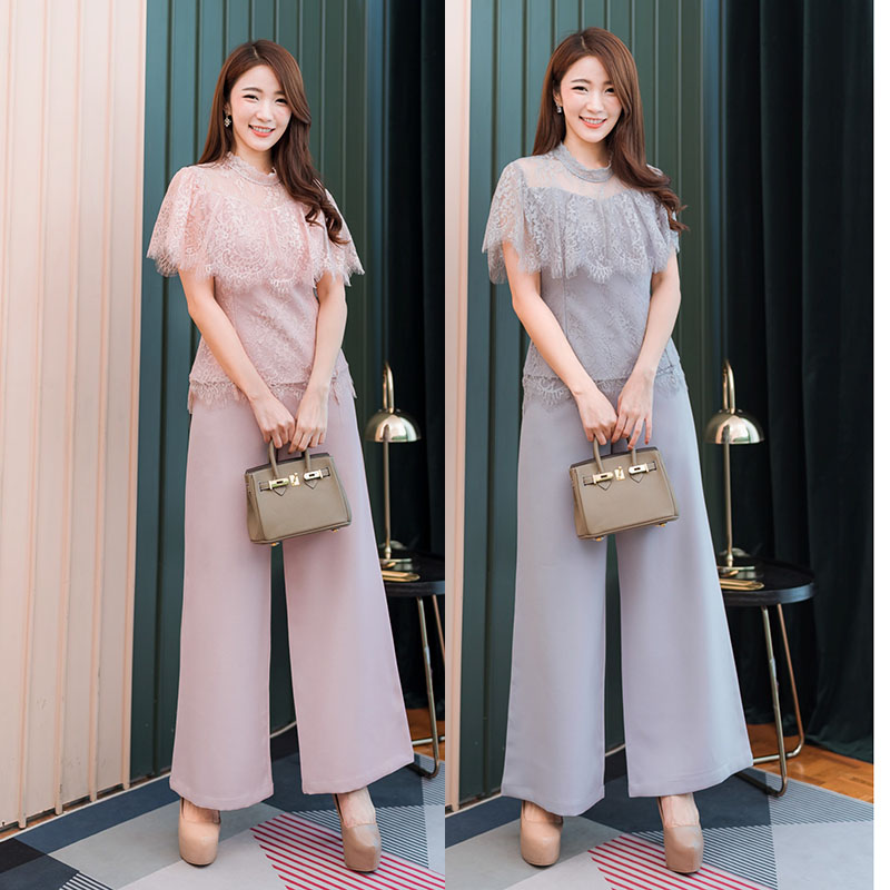 kudapy เซท 2 ชิ้นสีเทา/สีชมพูู/สีขาว (เสื้อ+กางเกง)ตัวเสื้อเป็นลูกไม้ฝรั่งเศสเนื้อนิ่มไม่คัน ผ้าโพลีเอสเตอร์ มีซิปหลัง คอปีนกางเกงเอวสูงใช้ผ้าโพลีเอสเทอร์ มีซิปซ่อนหลัง