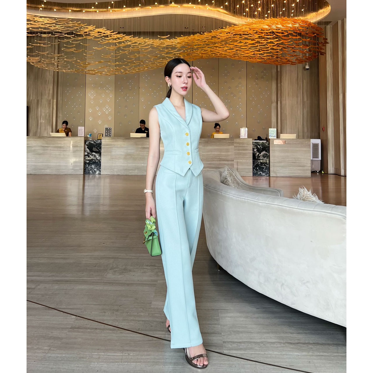 kudapy เซ็ทเสื้อแขนกุดเข้ารูปมาพร้อมกับกางเกงขายาว ตัวเสื้อแต่งกระดุมจริงสีทองปลายทรงแหลม กางเกงใช้ผ้าเดียวกับเสื้อ