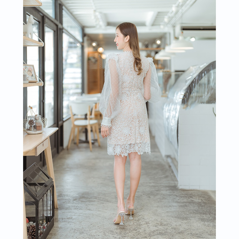 kudapy เดรสสั้นสีขาว แขนยาวผ้าฉลุมีโบว์กลางอกลูกไม้เน้นๆสวยดูดี