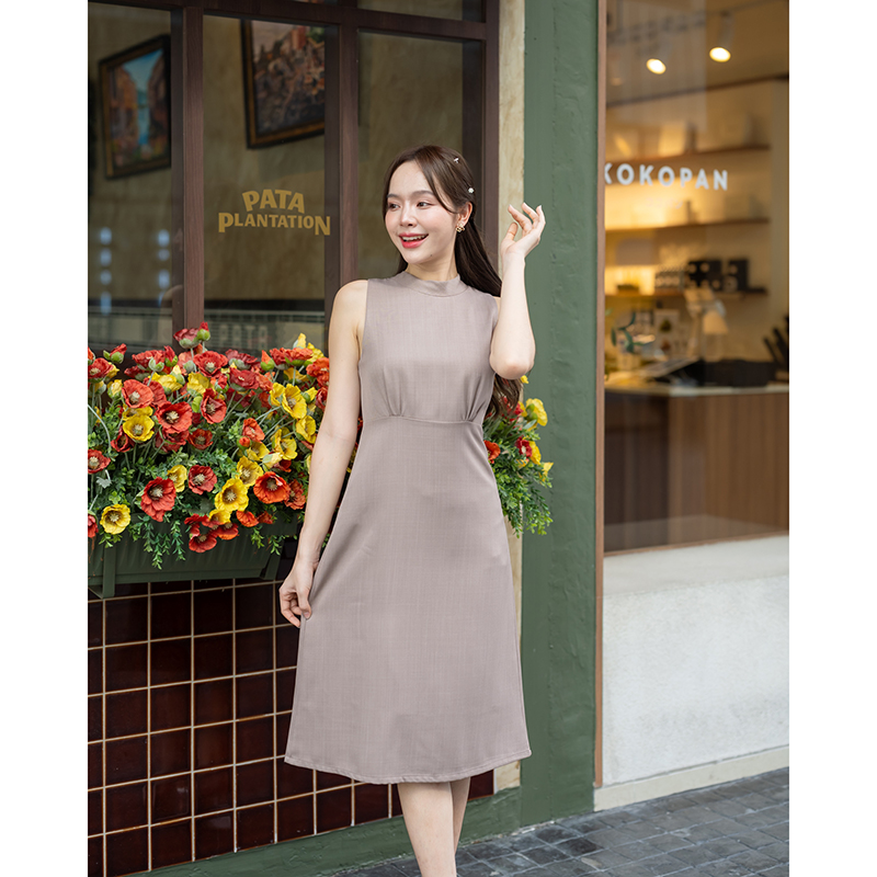 kudapy เดรสสั้นสีโอวัลติน/สีกรม/สีชมพู/สีแดง ช่วงเสื้อเป็นแขนกุดคอปีน สายผูกคอเป็นโบว์ด้านหลังต่อด้วยกะโปรงทรงเอพริ้วๆ ช่วงเอวจับจีบเล็กๆ