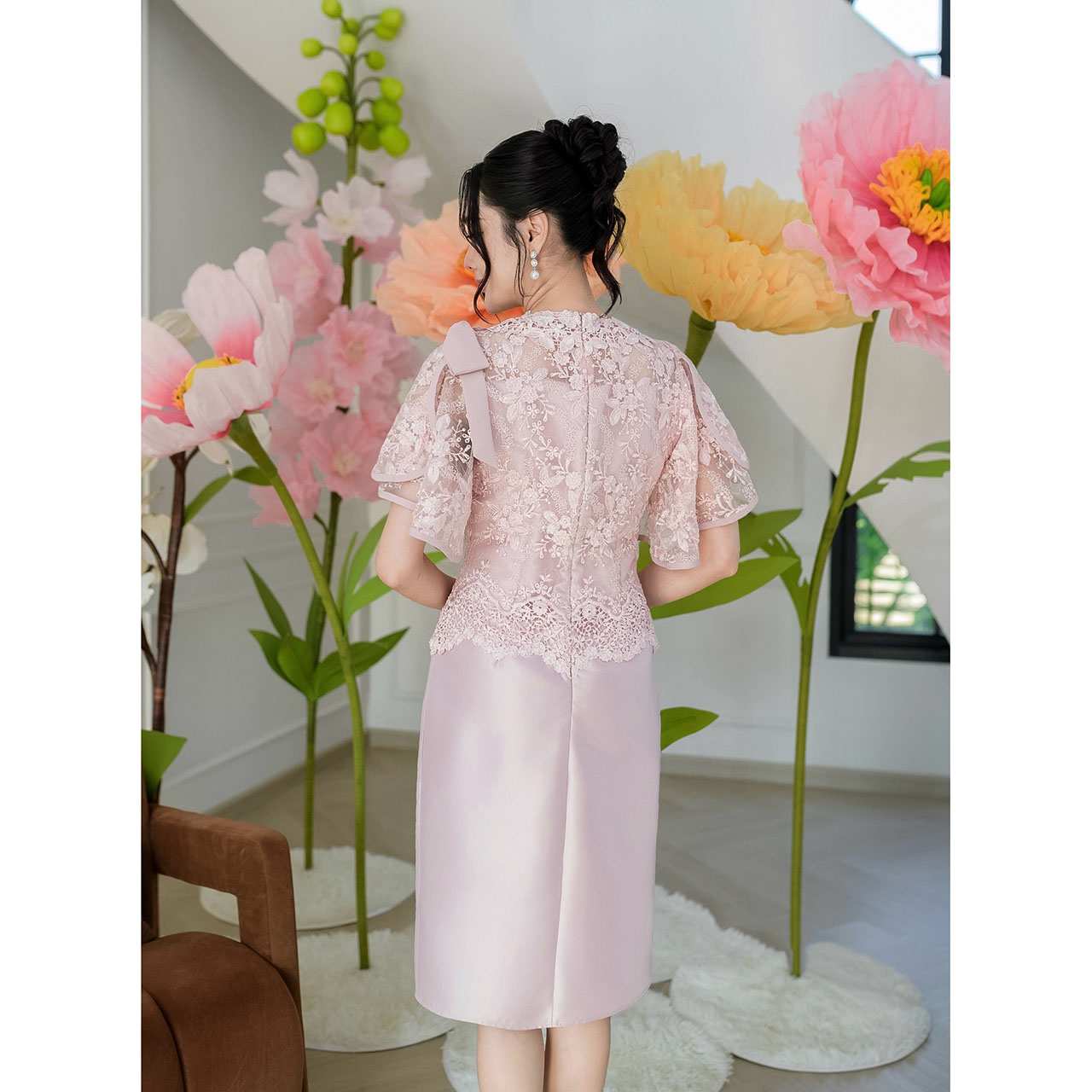 kudapy เดรสผ้าไหมลูกไม้ปักลายผ้าลูกไม้แต่งเลื่อมทั้งผืน ดีไซน์เก๋แขนซ้อนระบายกุ้นปลายแขน ช่วงไหล่มีการแต่งโบว์