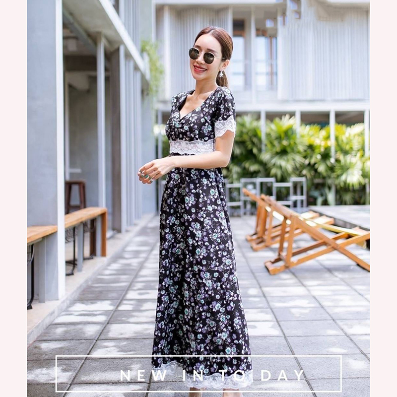 kudapy เดรสยาวสีดำ ตัวยาว พิมพ์ลายดอกไม้ รุ่นนี้เป็น ผ้าพริ้ว ใส่ได้ทุกโอกาสจริงๆ ช่วงอกแต่งกุ้นลายลุกไม้สีขาว