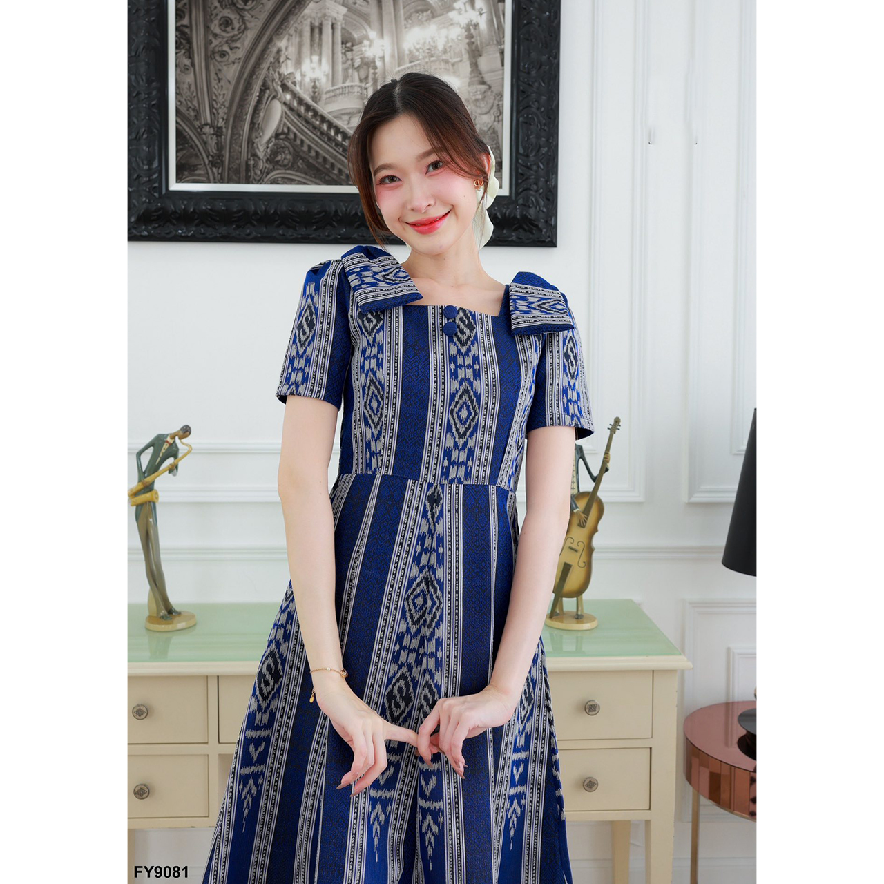 kudapy เดรสลายผ้าไทยแขนสั้นคอเสื้อคอสี่เหลี่ยมแต่งโบว์ที่ไหล่ กระโปรงทรงบา