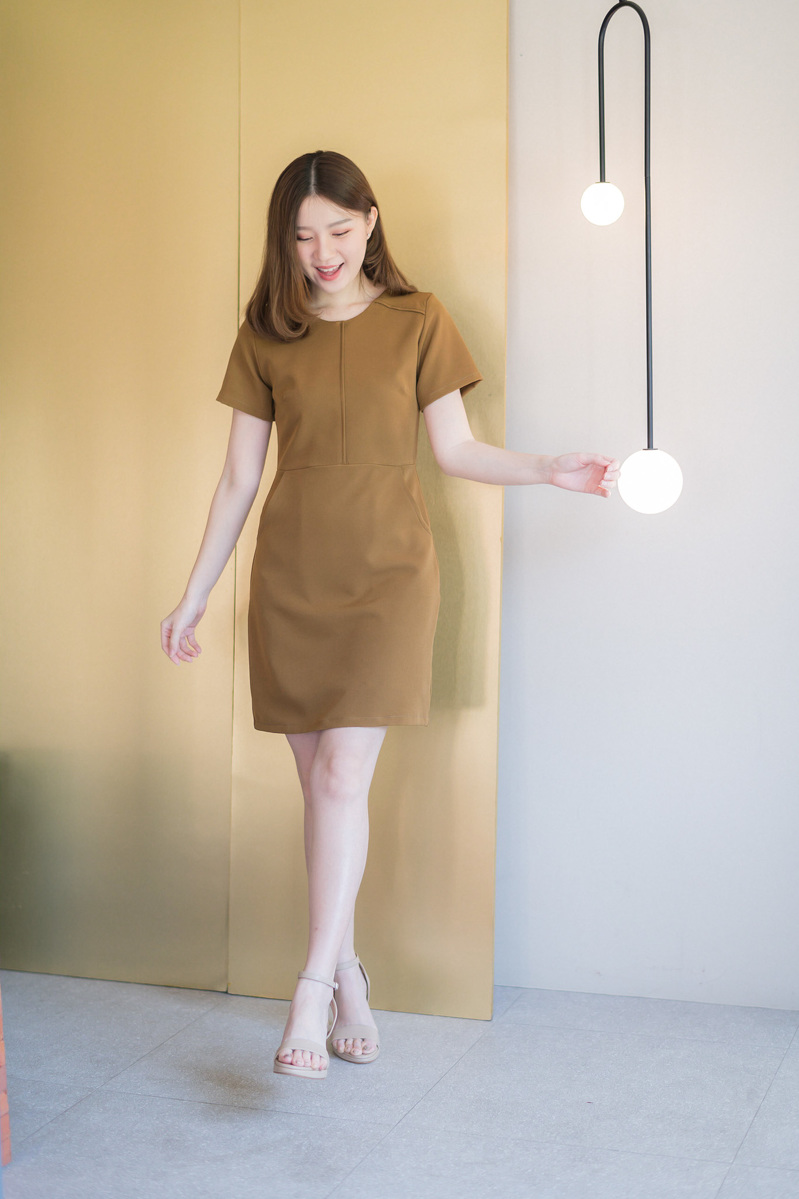 kudapy เดรสสั้นสีมาสตาร์ท,เขียวน้ำทะเล,ฟ้าอ่อน ตัดต่อเล่นคัทติ้งกลางลำตัวและช่วงไหล่ มีกระเป๋าด้านข้าง งานซับในทั้งตัว