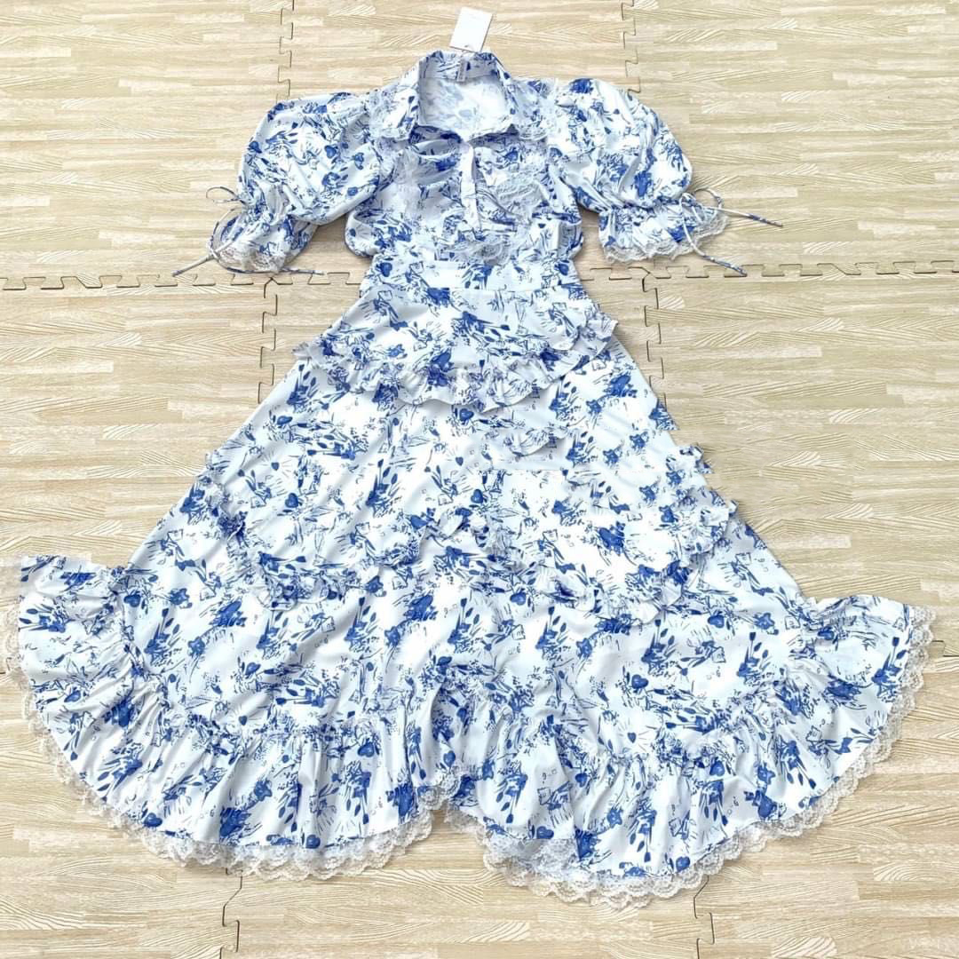 kudapy เดรสยาวคอปกพื้นสีขาวพิมพ์ลายสีน้ำเงิน กระดุมหน้า แขนตุ้กตา เก็บเอวสวยเข้ารูป เดรสบานยาวสลวยมากค่ะ