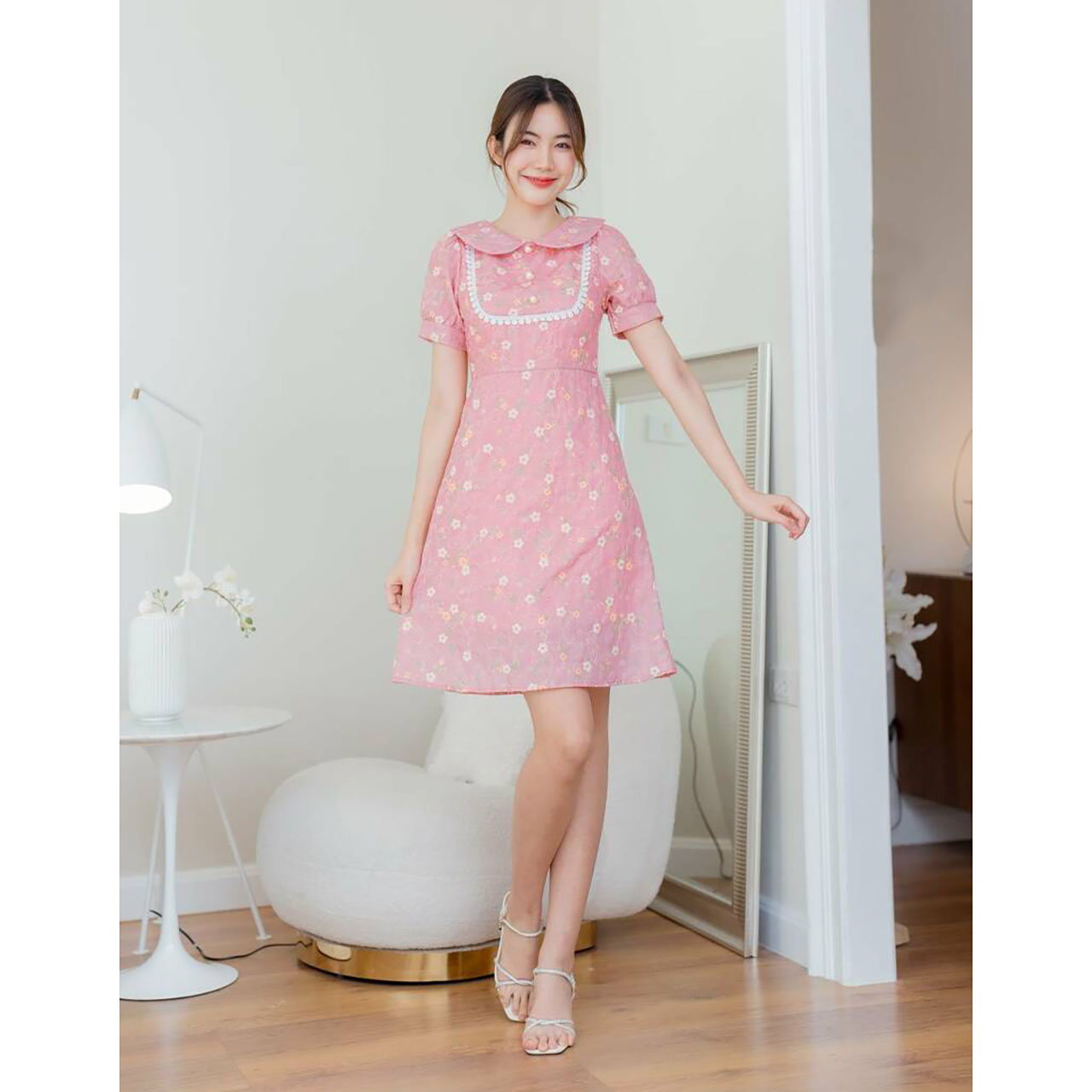 kudapy เดรสสั้นสีขาว/สีชมพู/สีแดง ทรงบานลายดอกคอกปก