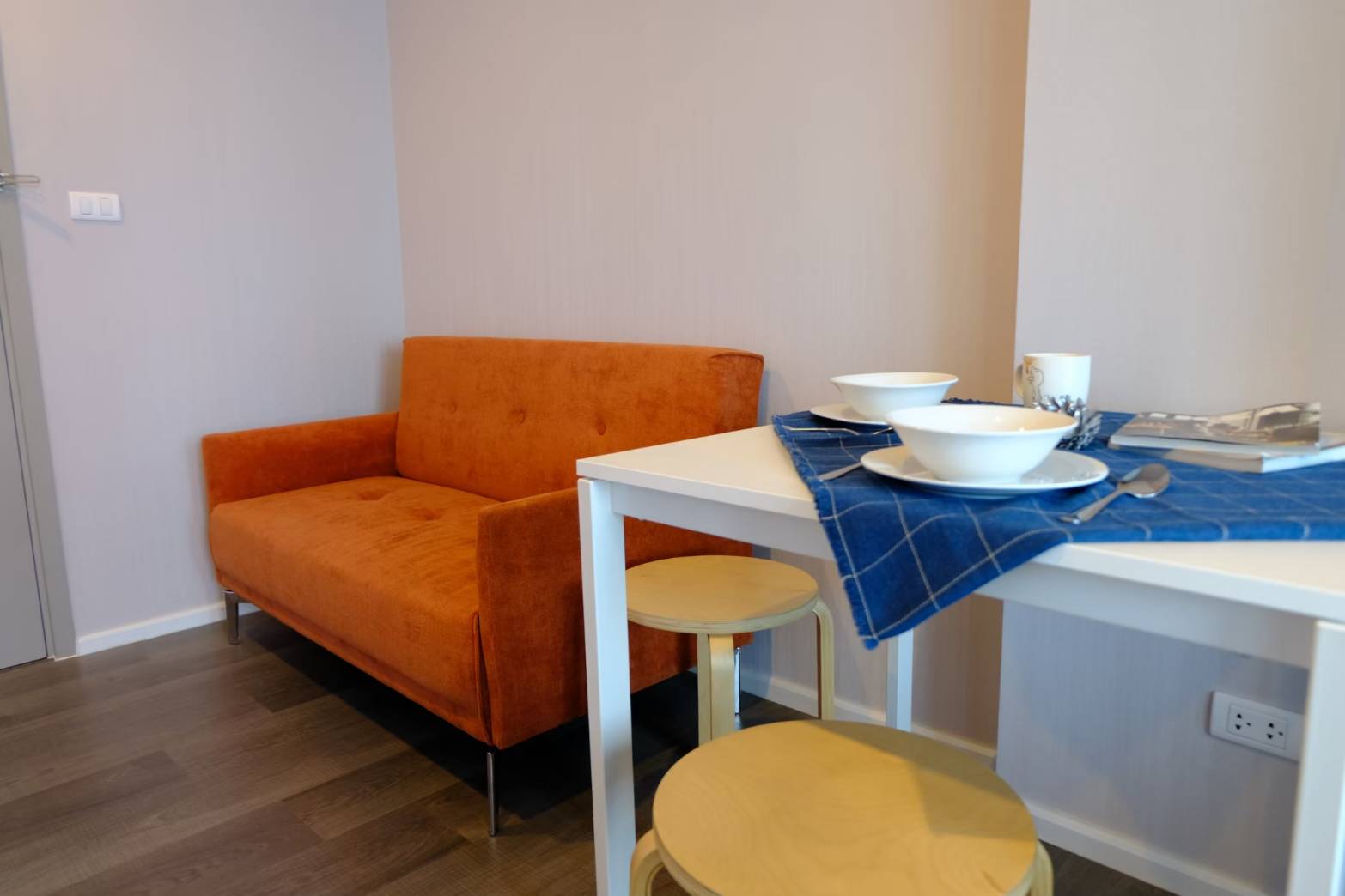 ให้เช่าห้องพร้อมเฟอร์และเครื่องใช้ไฟฟ้ามีเครื่องซักผ้า สอบถามแอด Line ID : Smile-easy ที่ เดอะ สเตจ เตาปูน - อินเตอร์เชนจ์