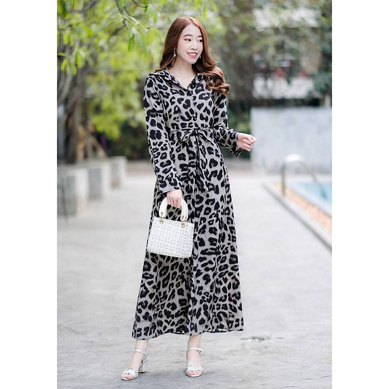 kudapyดรสยาวสีดำ/น้ำตาลคอปกแขนยาว ด้านข้างมีเชือกเย็บติดสำหรับผูกโบว์จัดทรงเข้ารูป งานเนื้อผ้าไหมอิตาลี่พิมพ์ลายเสือลายสุดฮิต