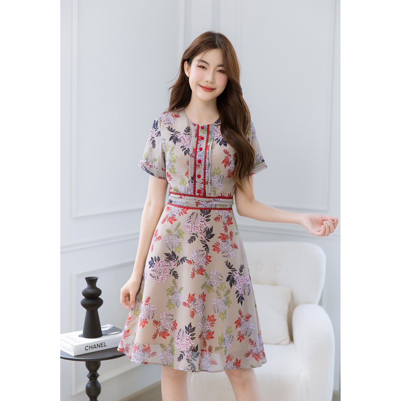 kudapy เดรสชีฟองลายดอก แพทเทิร์นคลาสสิค แต่มีดีเทลสวยละเอียดมาก ดีเทลงานเย็บเป็นเกล็ดขอบแขน ขอบเอว