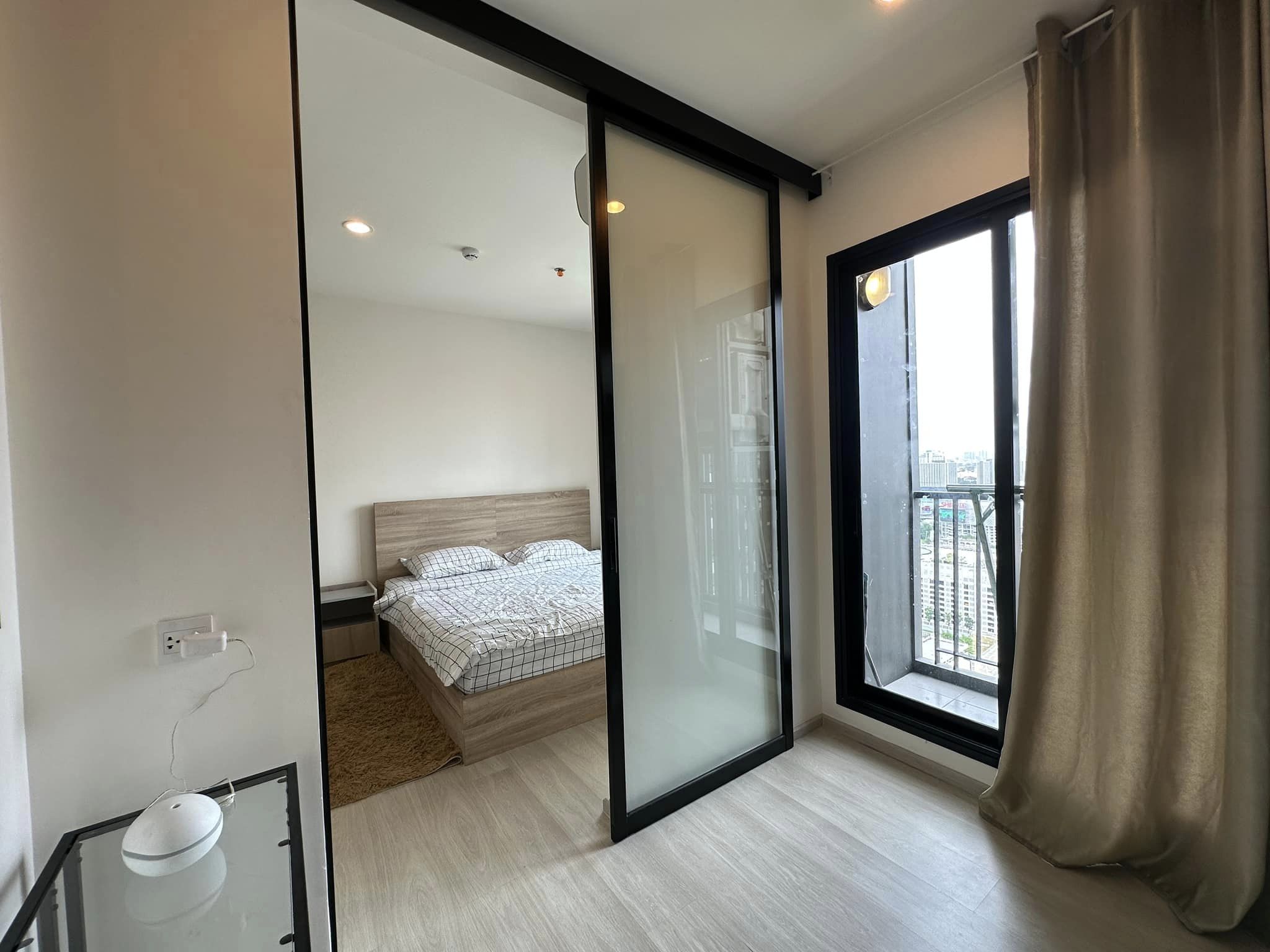 ติดทางขึ้น MRT เพชรบุรี แบบ 1 bedroom plus Life Asoke (ไลฟ์ อโศก) ให้เช่าตกแต่งครบมีเครื่องซักผ้า