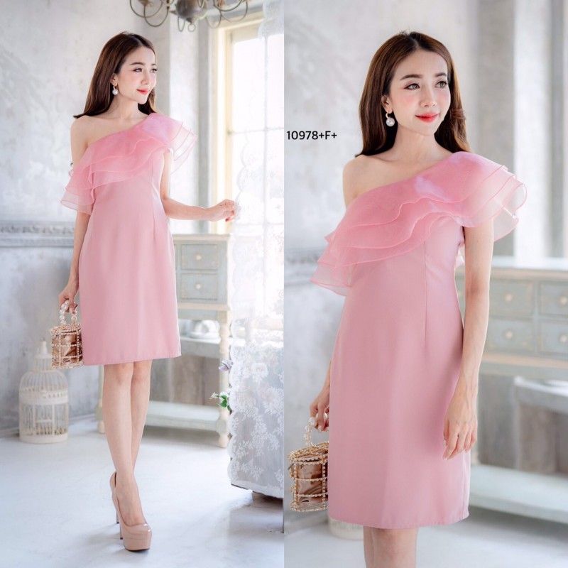 kudapy เดรสระบายเฉียงไหล่เดียว แต่งระบายผ้าแก้ว ตัวเดรสงานผ้าซาร่ามีซิปข้าง