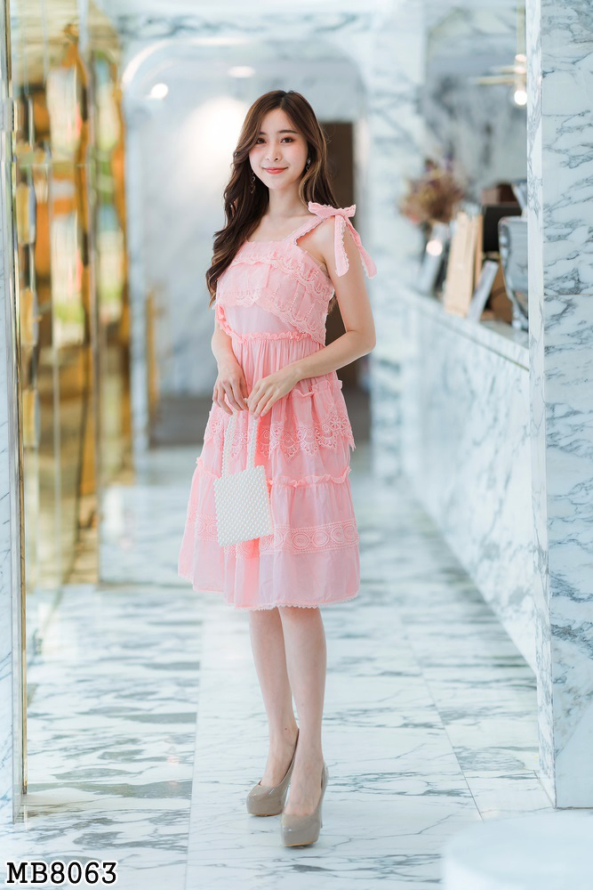 เดรสสั้นแขนกุดสีชมพู เอวจั้มยืดหยุนได้ ไหล่ปรับได้หลายระดับ แต่งผ้าด้านหน้าอก ให้ดูพริ้ว SMLXL