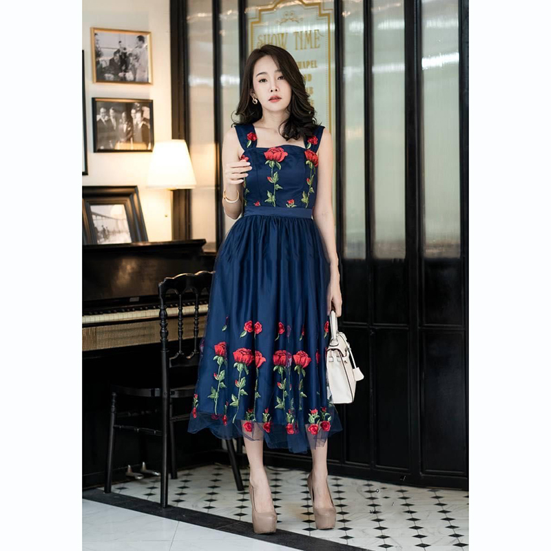 kudapy เดรสสั้นสีกรม/ครีม ใช้ผ้าชีทรูปัดลายกุหลาบพร้อมซับอย่างดีในการตัดเย็บ