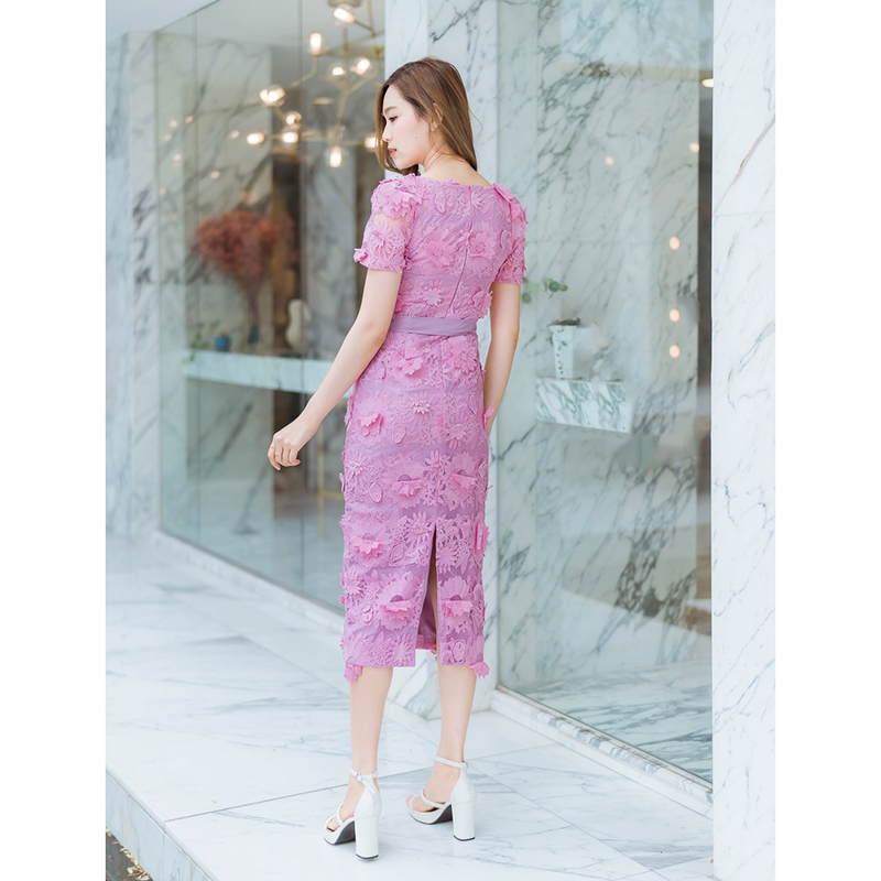 kudapy เดรสยาวสีชมพู/สีแดง คอลึก ลูกไม้ดอกลอย สวยดูดี แต่งเชื่อกผูกเอว