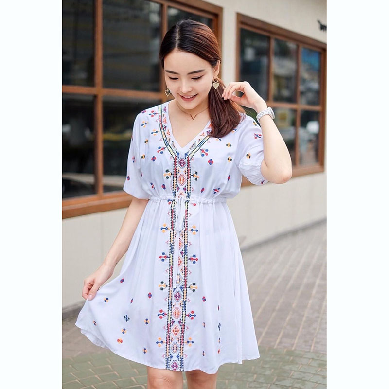 kudapy เดรสสั้นสีขาว/สีกรม โบโฮลายปักดอกไม้สีสดใส รูดเอวเข้ารูป ผ้าดีมากก ทิ้งตัว