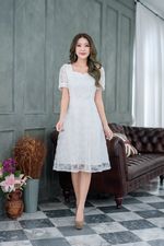 kudapy เดรสสั้นสีขาว/สีน้ำตาลทองอ่อน ผ้านุ่มฟูลายดอกไม้ ผ้าตาข่ายลายนูนฟู ลายดอกไม้ รอบดอกไม้ตกแต่งด้วยเลื่อมใสๆรอบดอกไม้