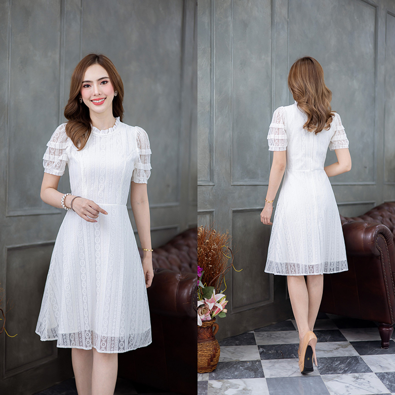 kudapy เดรสสั้นสีชมพู/สีขาว ลูกไม้ เป็นทรงเรียบๆ แต่มีดีเทลสวยเก๋ ช่วงแขนและคอ ช่วงคอใช้ชีฟองจับจับซ้อนลูกไม้ ช่วงแขนพองกำลังดีตีเกล็ดสองชั้น