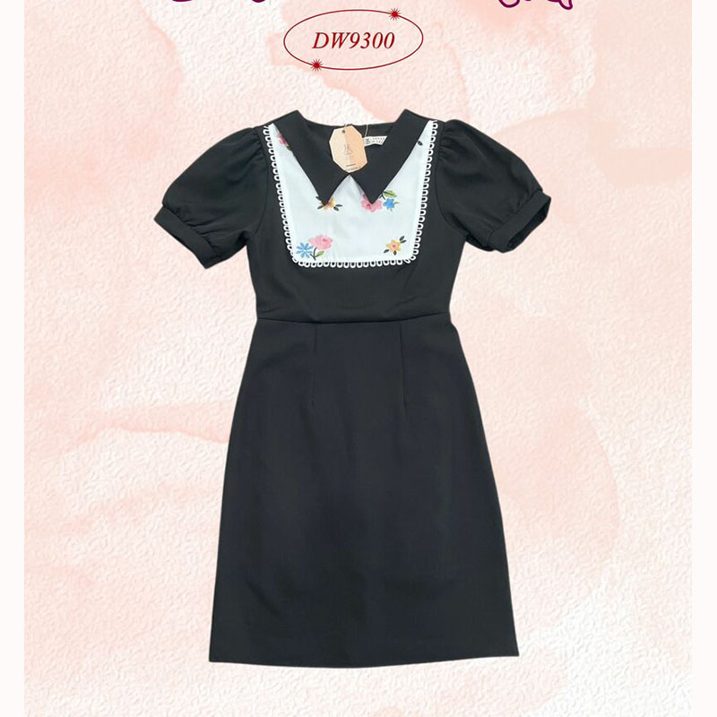 kudapy เดรสสั้นสีชมพู/สีฟ้า/สีดำ ปักอกลายดอกไม้ คอปก เนื้อเบาใส่สบาย