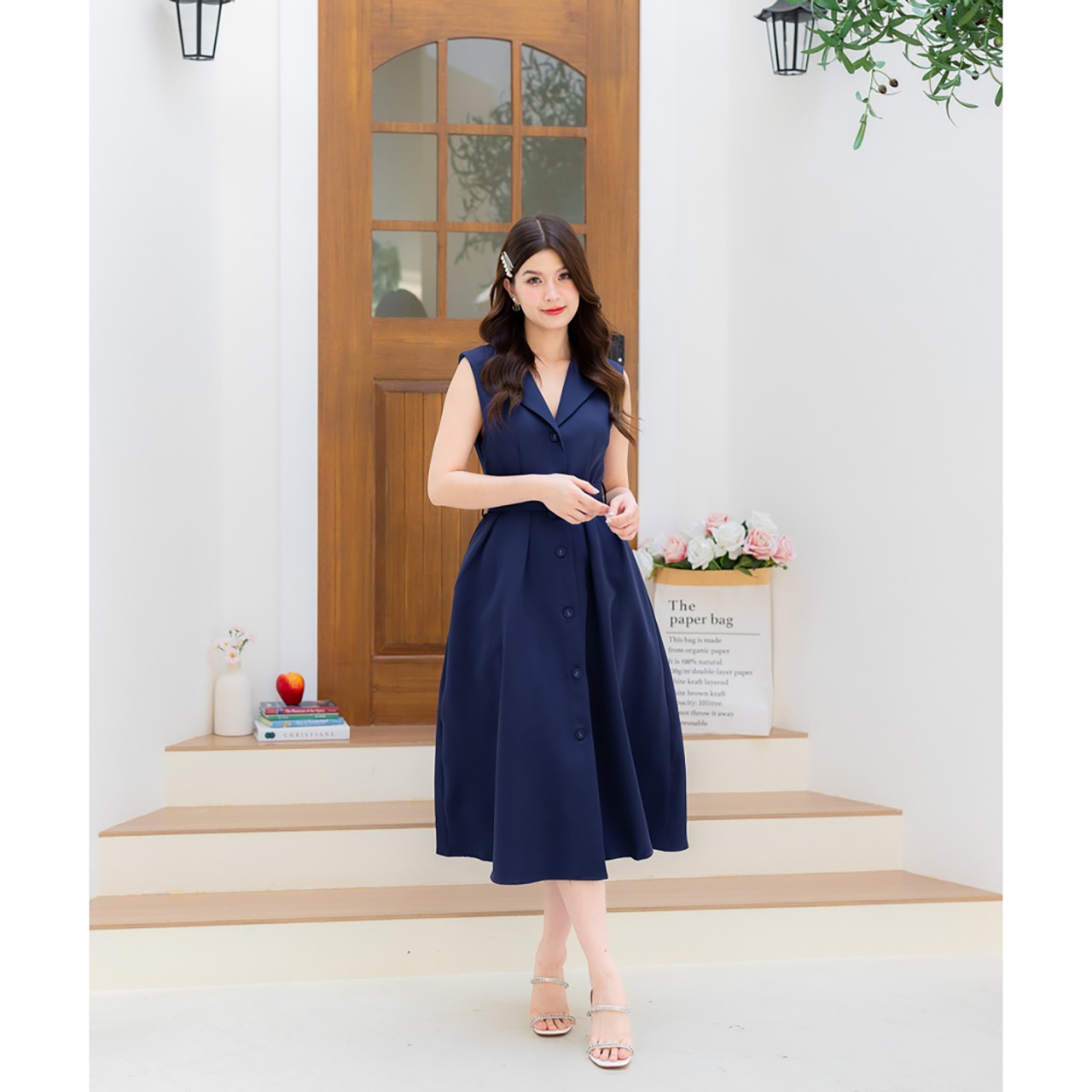 kudapy เดรสสูทยาวแขนกุดผู้ดีอังกฤษยังต้องชิดซ้าย สไตล์เรียบหรู รูปคอวีทรงปก