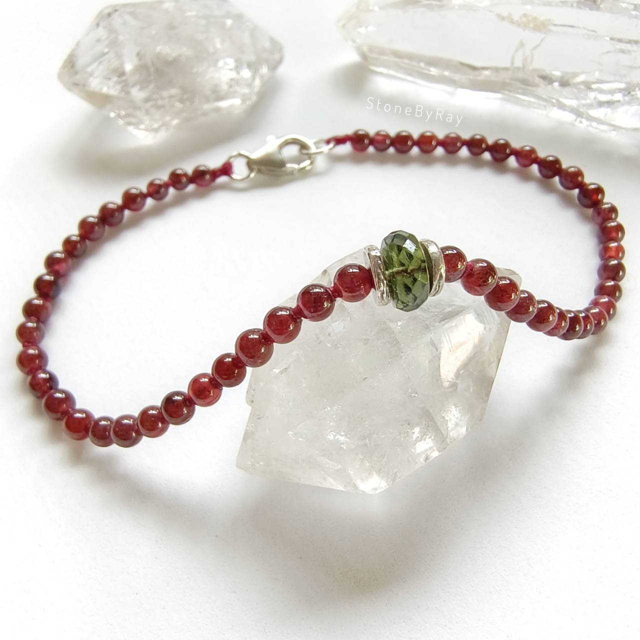 สร้อยข้อมือเงินสะเก็ดดาวโมดาไวต์กับโกเมน Moldavite+Garnet