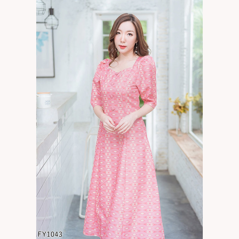kudapy เดรสยาวผ้าไทยพิมพ์ลายสีแดง/สีชมพู/สีกรม คอเหลี่ยม หยักแขนตุ๊กตา ลายไทยทรงสวย