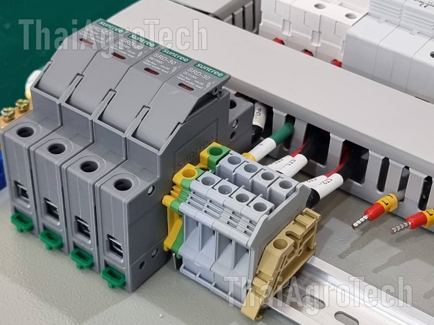ตู้คอมบายเนอร์ AC-DC combiner box 2string DC 1000V 3phase (RCBO) สำหรับระบบโซล่าเซลล์ ขนาดติดตั้ง 10-20กิโลวัตต์ พร้อมช่องสำหรับกันย้อน