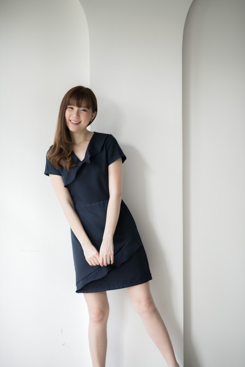 kudapy เดรสสั้นสีน้ำตาล/สีดำ/สีชมพู/สีกรม/เทา/เขียว/ฟ้าเทา คอวี ดีไซน์เล่นระบายที่คอและชายกระโปรง ตัวนี้น่ารักสดใส สไตล์มินิมอล