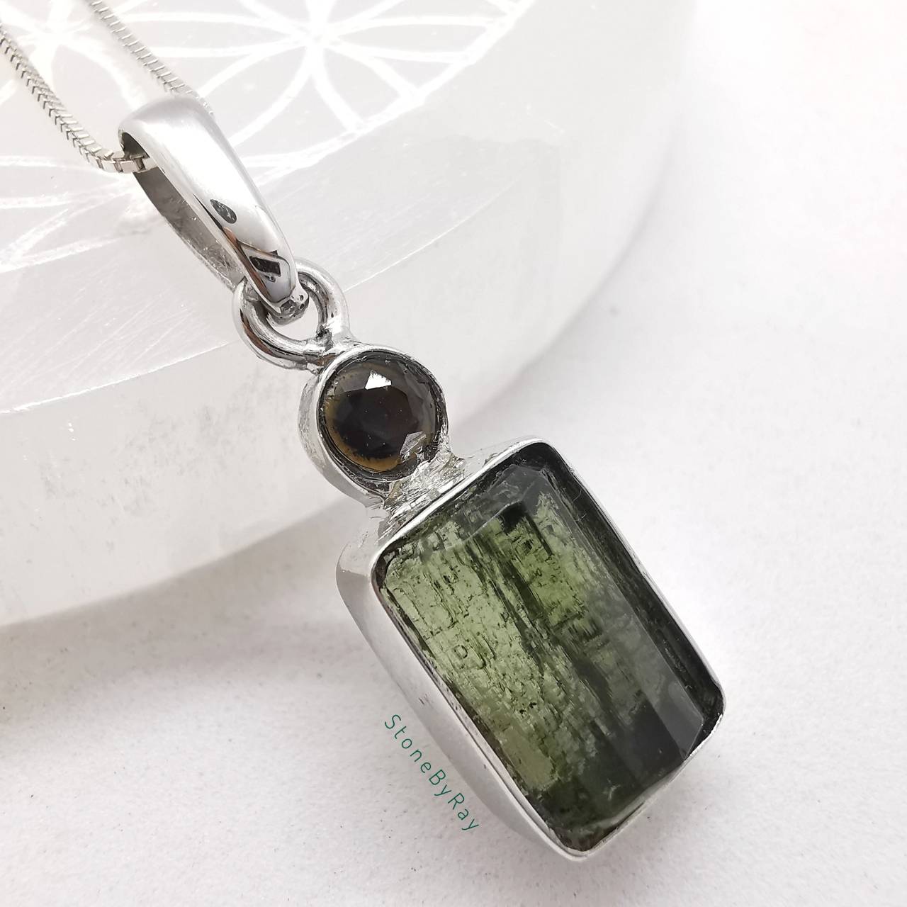 สร้อยคอเงินจี้สะเก็ดดาวโมดาไวท์ Moldavite