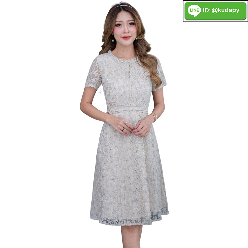 kudapy เดรสลูกไม้เนื้อนิ่มสีน้ำตาล สีครีมหม่นเทา ผ้าลายน่ารักเป็นลูกไม้เนื้อนิ่มดีไซน์แขนสั้นเอวจั้มแต่งคลิป ช่วงคอเป็นคอจีบประดับมุก