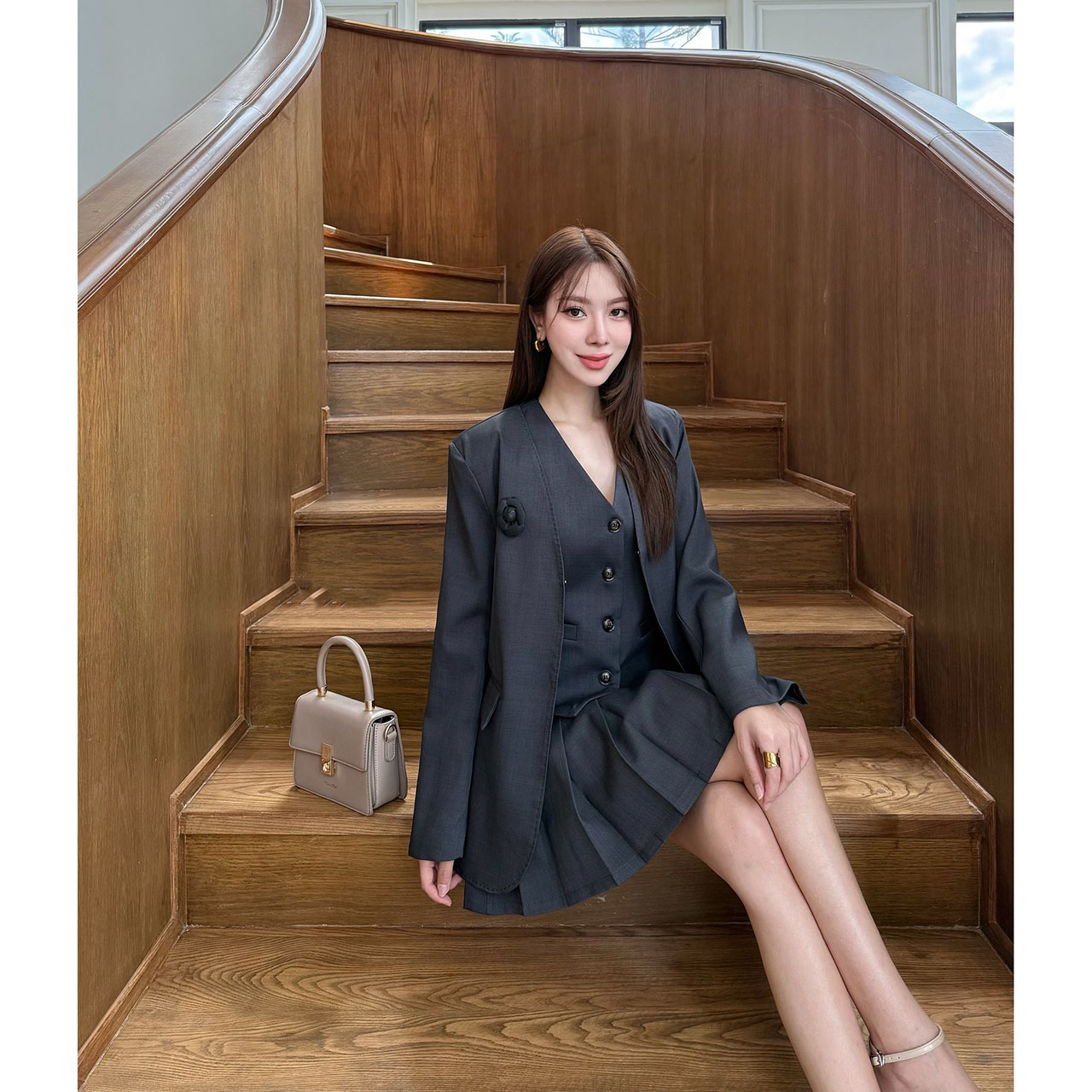 kudapy เซ็ท 4 ชิ้น เสื้อสูท+เสื้อ vestด้านใน +กระโปรง(กางเกงเป็นซับใน)+เข็มกลัดดอกไม้ ใช้ผ้าเดียวกันทั้งเซ็ท ตัวเสื้อสูทมีซับในอย่างดี