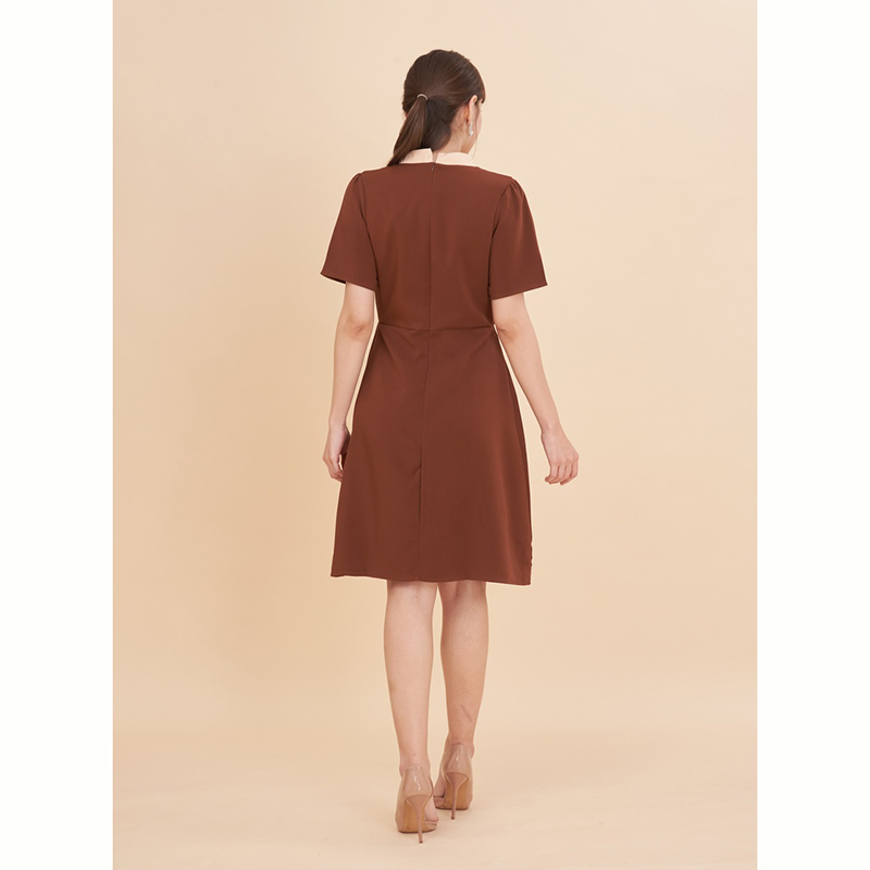 kudapy เดรสสั้นสีแดงสีดำ/สีน้ำตาล คอกลมแต่งกระดุม ใส่ไปงานตรุษจีน ใส่ทำงาน สวยดูดีน่ารัก