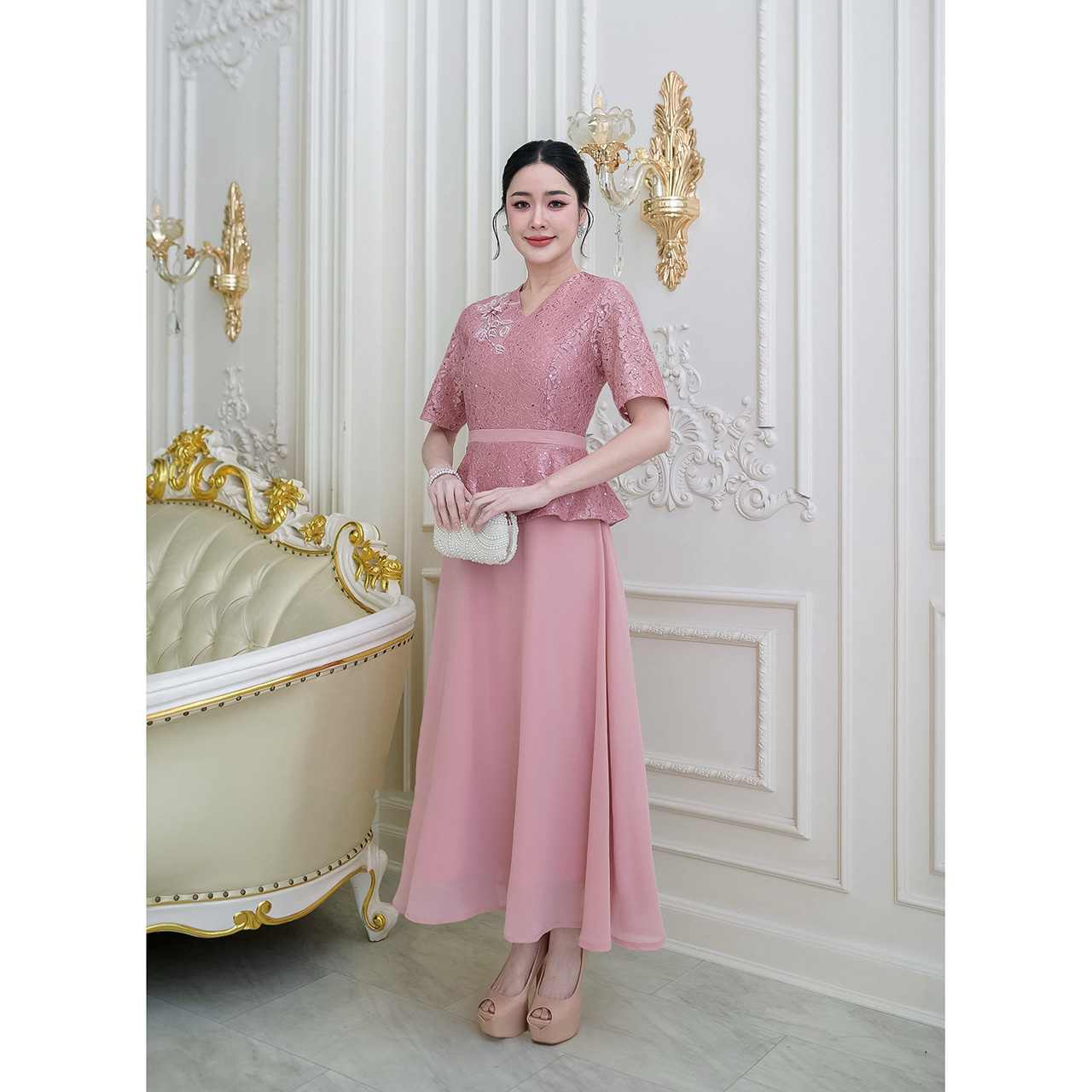 kudapy เดรสยาวทรงสวยสุภาพ ด้านบนเป็นผ้าลูกไม้ลายกุหลาบอัดกาวสวยมากแถมมีแต่งกลิตเตอร์ แต่งดอกไม้ช่วงไหล่