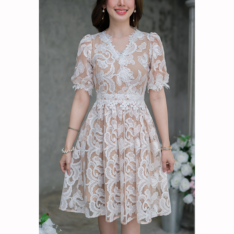 kudapy เดรสสั้นสีครีม/สีดำ แต่งด้วยลูกไม้ช่วงอก รอบเอว รอบแขน แบบจัดเต็ม แขนพองสวยกำลังดี