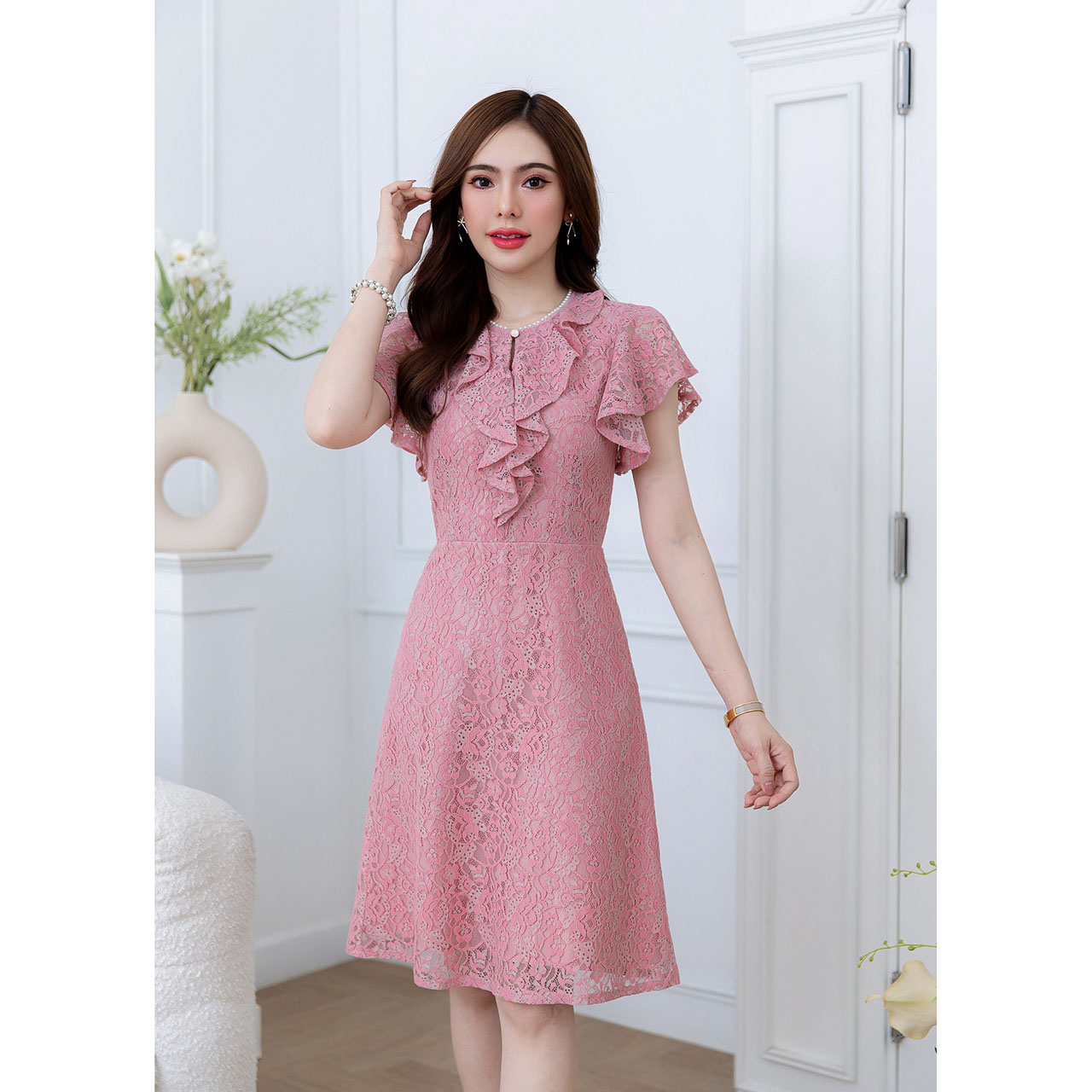 kudapy เดรสสั้นสีชมพู/สีม่วง ลูกไม้ทูโทน สวยหวานดูดี ชุดนี้แนะนำเลยค่ะ มีดีเทลแต่งมุกรอบคอ แต่งด้วยระบายช่วงอกสวยเก๋