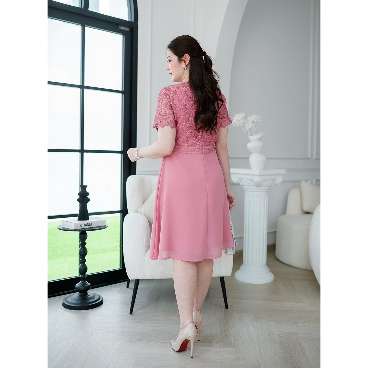 kudapy เดรสกระโปรงเลเยอร์สามชั้น เดรสด้านบนเป็นงานผ้าลูกไม้ใยบวบปักลายแซมเลื่อม กระโปรงผ้าชีฟอง เอวตกแต่งอะไหล่ลูกไม้เป็นเข็มขัดดีเทลสวย