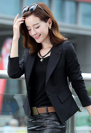 เสื้อสูทผู้หญิงสีดำใส่ทำงาน ทรงสั้น ผ่าหลังแต่งกระดุมผ้าสีดำ 2เม็ด