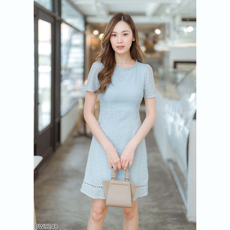 kudapy เดรสสั้นสีชมพู/สีขาว/สีฟ้า ผ้าฉลุลูกไม้แขนสั้นคอกลม สวยดูดีน่ารัก