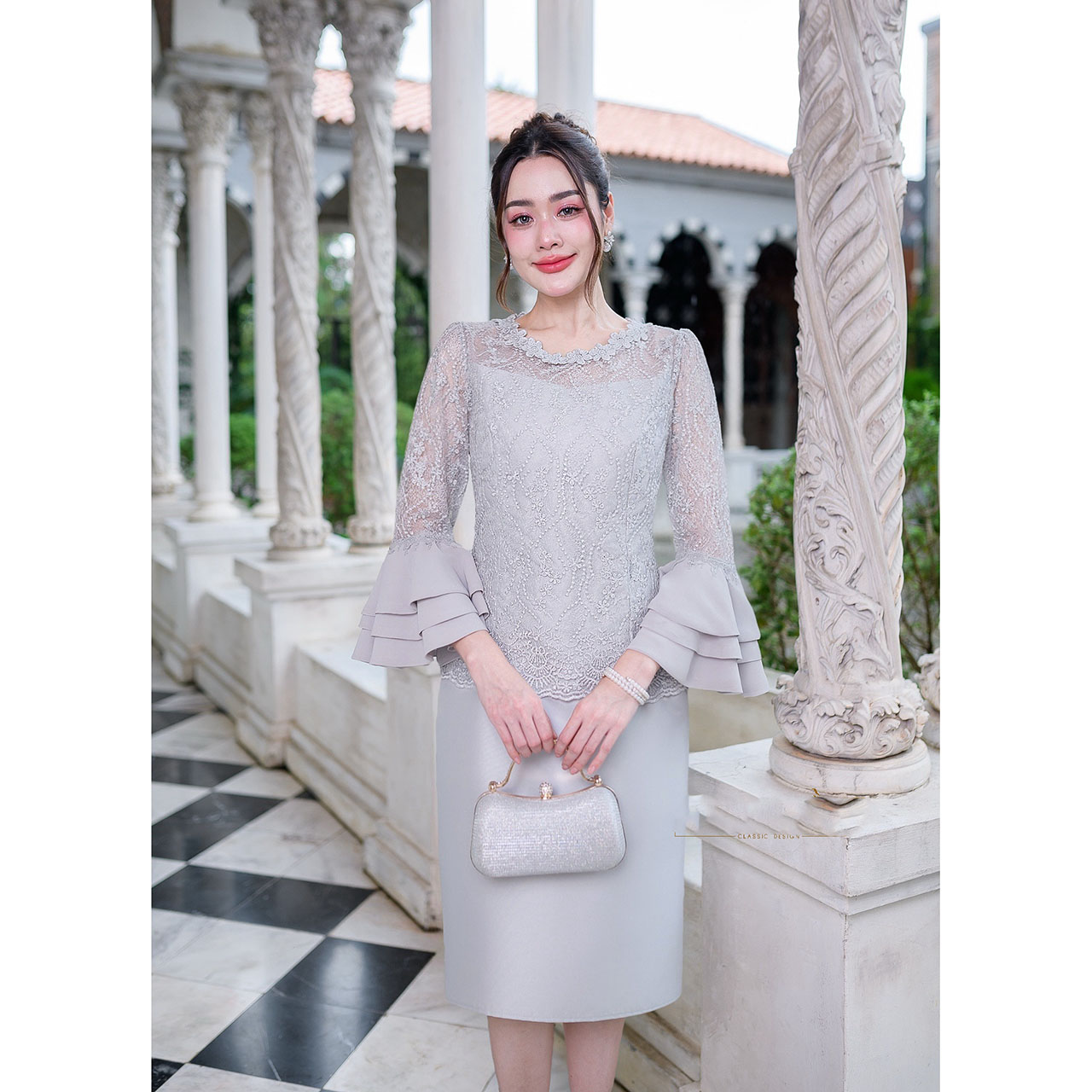 kudapy เดรสผ้าไหม แต่งลูกไม้ ดีไซน์แขนยาวปลายระบายสามชั้น ทางร้านให้ช่างดีไซน์เย็บปลายแขนซ่อนด้าย